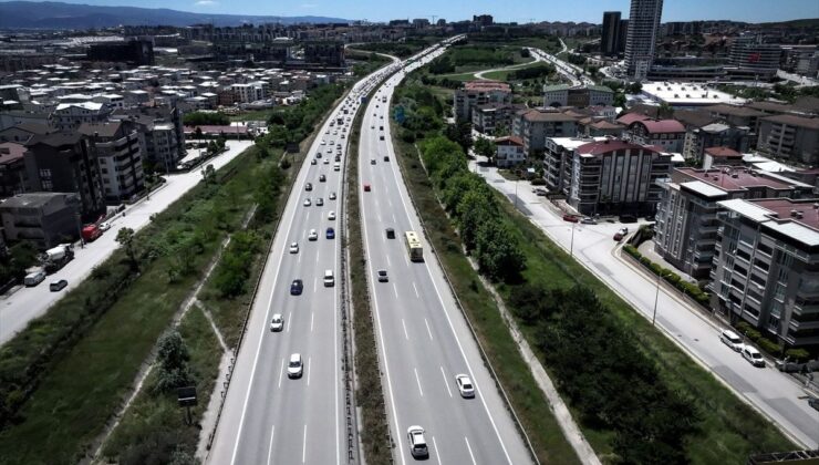 İstanbul-İzmir Otoyolunda Tatil Dönüşü Yoğunluğu