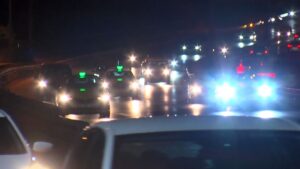Gece saatlerinde köprüde yoğun trafikte ilerleyen araçlar ve far ışıkları sisli havada görünüyor
