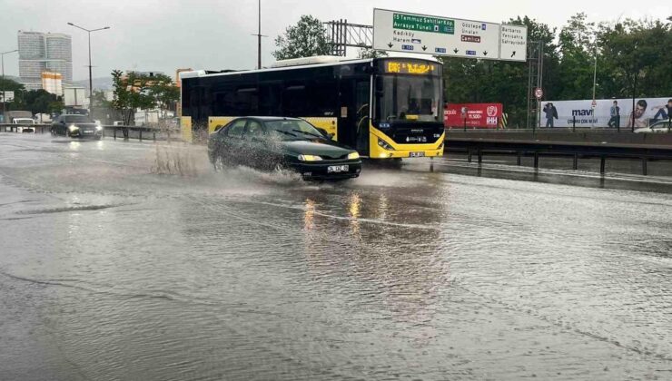 İstanbul’da sağanak sonrası yollar su altında kaldı