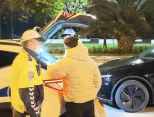 Kadıköy’de drift gösterisi yapan araçlar polis tarafından durduruldu