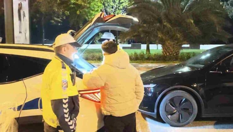 Kadıköy’de drift gösterisi yapan araçlar polis tarafından durduruldu