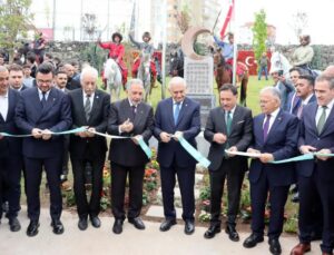 KKTC Aksakalı Oktay Öksüzoğlu Kayseri’de Türkoloji Zirvesine Katıldı