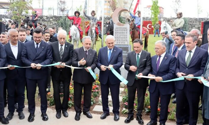KKTC Aksakalı Oktay Öksüzoğlu Kayseri’de Türkoloji Zirvesine Katıldı