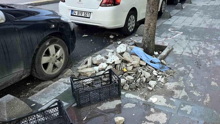 Küçükçekmece’de bina dış yüzeyinden düşen parçalar sokağa düştü!