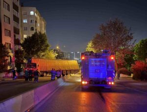 Küçükçekmece’de Paletli Tır Refüjde Devrildi