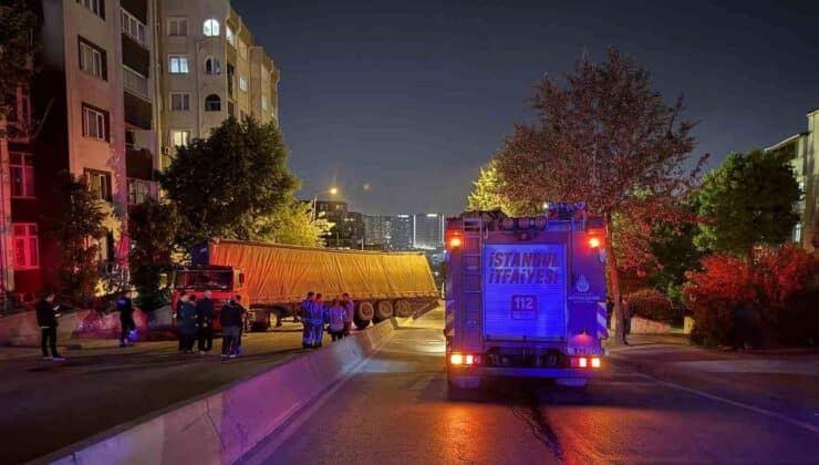 Küçükçekmece’de Paletli Tır Refüjde Devrildi