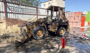 Küçükçekmece'de Park Halindeki İş Makinesi Yandı, Kullanılamaz Duruma Geldi
