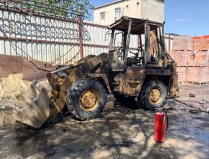 Küçükçekmece’de Park Halindeki İş Makinesi Yandı, Kullanılamaz Duruma Geldi