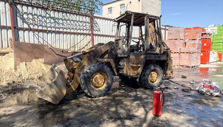 Küçükçekmece’de Park Halindeki İş Makinesi Yandı, Kullanılamaz Duruma Geldi