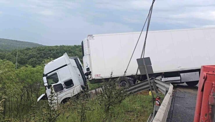 Kuzey Marmara’da otomobil bariyerleri aşarak yoldan çıktı
