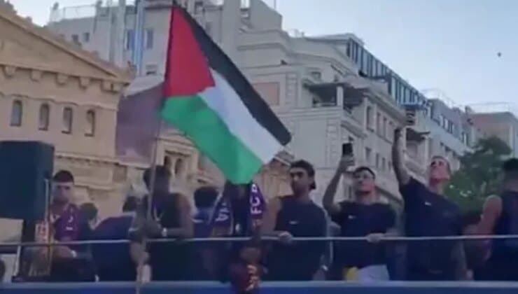Lamine Yamal, Barcelona’da şampiyonluk kutlamasında Filistin bayrağı gösterisi