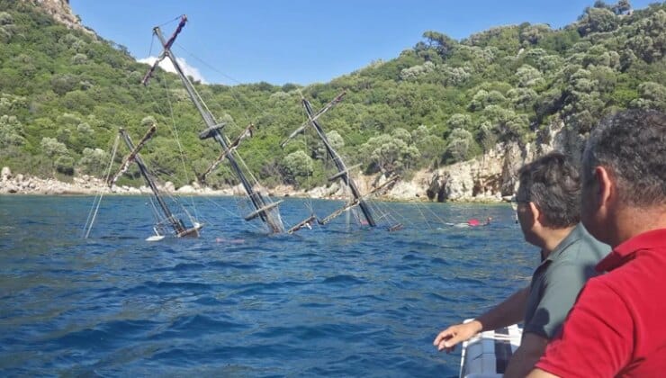 Marmaris’te Tur Teknesi Kendini Suya Büktü