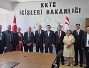 Oğuz, Bakanlık ve bağlı dairelerdeki personelle bayramlaştı