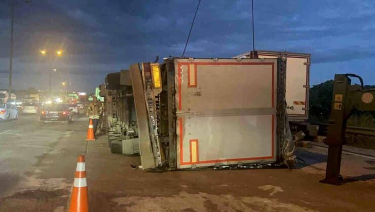 Pendik’te Tır Dorsesi Devrildi, Kurtarma Sırasında Yan Yattı