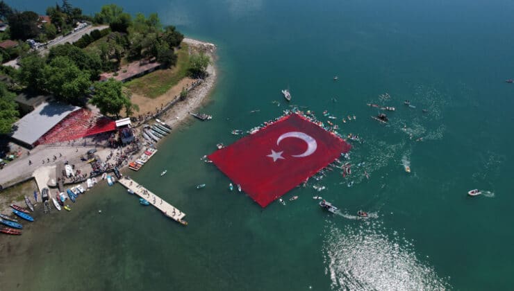 Sapanca Gölü’nde dev Türk bayrağı sergisi