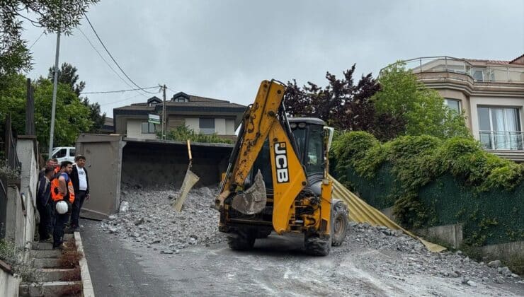 Sarıyer’de yan yatan hafriyat kamyonu kazası: Sürücü yaralandı