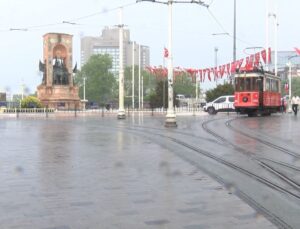 Taksim’de yağmurda koruma çabası: Çanta ve karton kullanımı