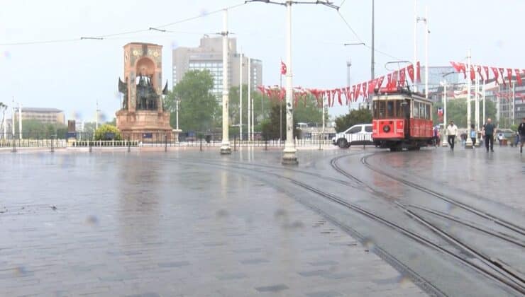 Taksim’de yağmurda koruma çabası: Çanta ve karton kullanımı
