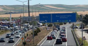 Otoyolda yoğun trafik, Çorlu ve Marmara Ereğlisi İstanbul yön tabelaları ve ağır taşıt işareti görünüyor.