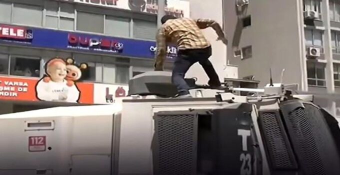 TOMA’nın üstüne çıkarak zarar veren saldırgan yakalandı
