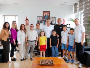 Uluçay, Mahallede Temizlik Yapan Çocuklara Teşekkür Etti