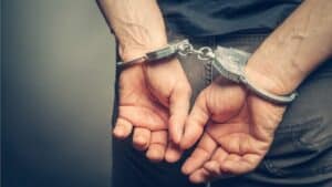Yurt dışına çıkmak için kimliğini devreden tutuklandı