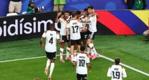 Stadyumda Alman futbolcuların gol sevinci, beyaz formayla birlikte top sahasında kutlama yapıyorlar