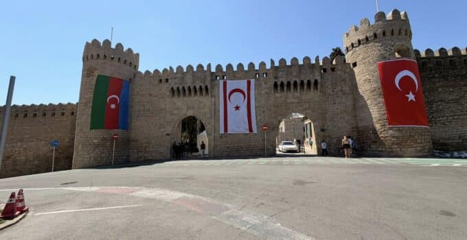 Aktunç: Azerbaycan’da üç bayrağın yan yana dalgalanması çok değerli