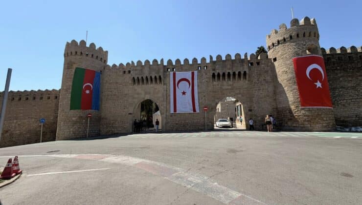 Aktunç: Azerbaycan’da üç bayrağın yan yana dalgalanması çok değerli