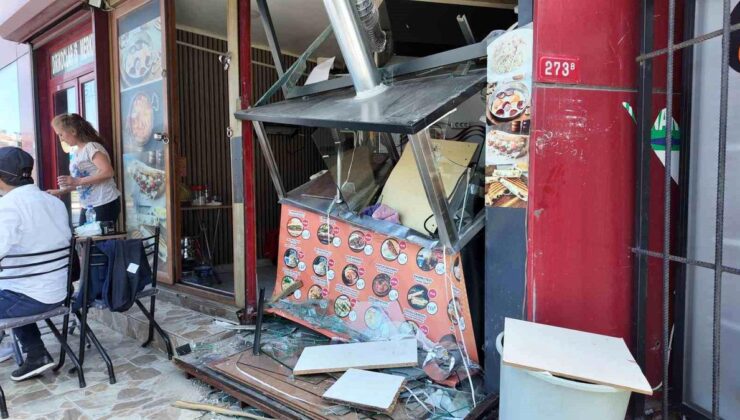 Avcılar’da sürücü kontrolünü kaybedip restorana girdi