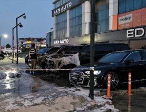 Bakırköy’de Yangın: Lüks Otomobiller Alev Aldı