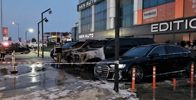 Bakırköy’de Yangın: Lüks Otomobiller Alev Aldı