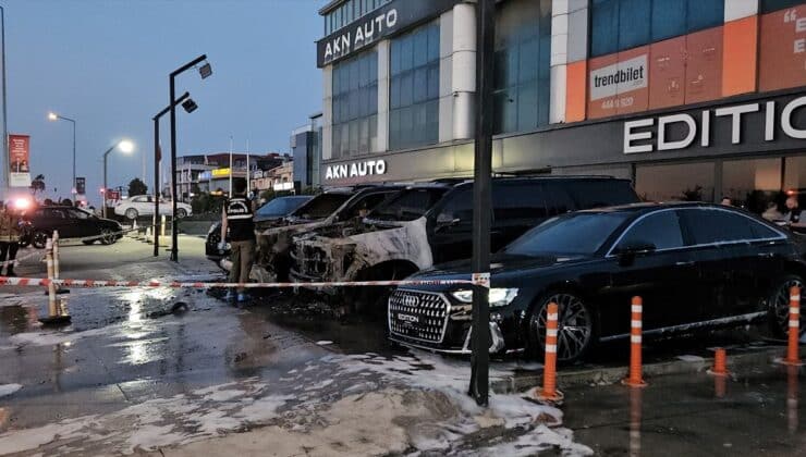 Bakırköy’de Yangın: Lüks Otomobiller Alev Aldı