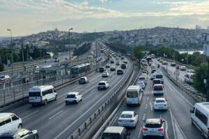 İstanbul’da yoğun sabah trafiğinde çok şeritli köprü ve yol üzerinde ilerleyen araçlar ve otobüsler görülüyor