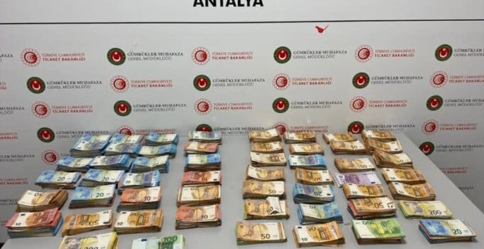 Bebek bezinden 381 bin euro ele geçirildi
