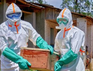 Ebola virüsü sınırları aşıyor, dünya alarma geçti