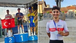Sporcular madalya ve Türkiye bayraklarıyla sahnedeki 1, 2, 3 basamaklı kürsüde duruyor ve Ege madalya tutuyor.