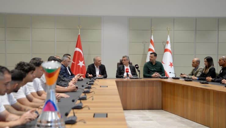 Erhürman, KKTC A Milli Futbol Takımı’nı ağırladı