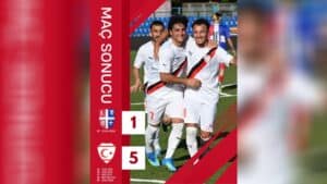 Beyaz formadaki üç futbolcu maç sonrası kutlama yapıyor, sol tarafta Türkiye 5-1 sonucu görünüyor