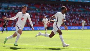 İngiltere milli takımında iki futbolcu beyaz formalarıyla sahada gol sevinci yapıyor