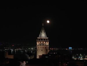 İstanbul’da dolunay gökyüzünde görsel şölen oluşturdu