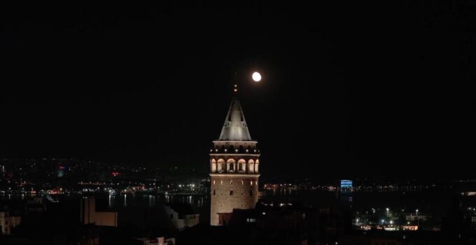 İstanbul’da dolunay gökyüzünde görsel şölen oluşturdu