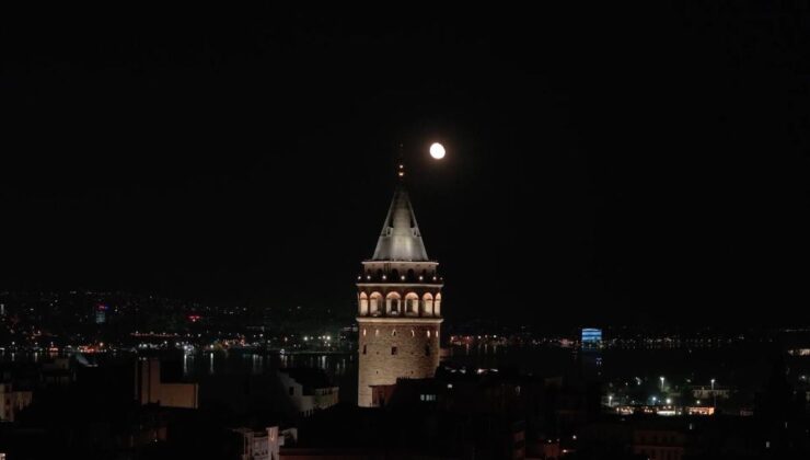 İstanbul’da dolunay gökyüzünde görsel şölen oluşturdu