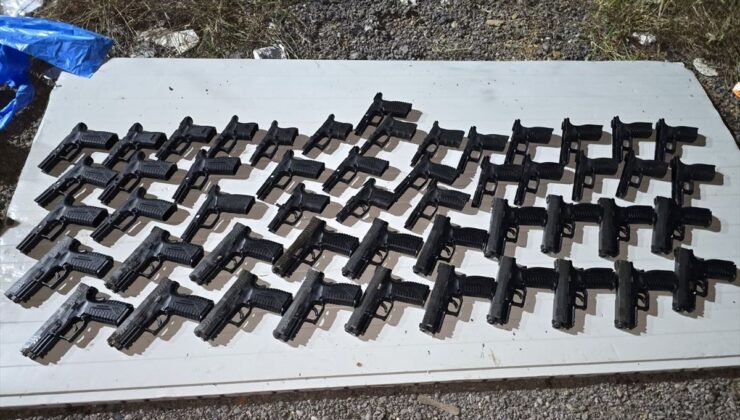 İstanbul’da Kaçak Silah Operasyonunda 20 Tabanca Ele geçirildi