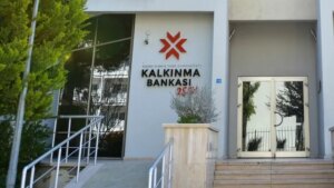 Kalkınma Bankası binasının girişinde cam kapı ve bahçe önündeki merdivenler.