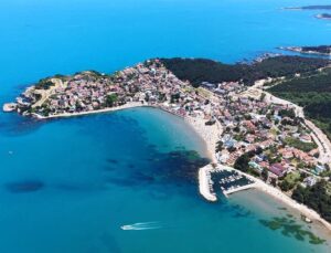 Kandıra sahillerinde deniz turkuaza döndü