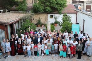 Bahçede düzenlenen grup sertifika töreninde, ellerinde mızrak şeklinde küçük belgeler tutan kursiyerler toplu fotoğraf verdi.