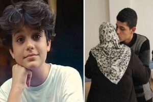 Biri çocuksu bir yüz ifadesiyle elini çenesine dayamış, diğerinde bir erkek başını sarışan bir atkıyla sarılan birinin…