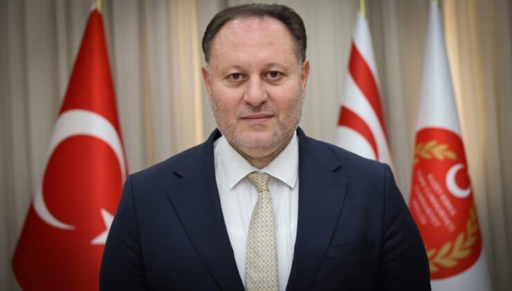 Öztürkler, KKTC Milli Takımı’nı kutladı