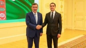 Türkmenistan’da resmi görüşmede iki liderin el sıkıştığı fotoğrafta takım elbiseli iki erkek yan yana duruyor.